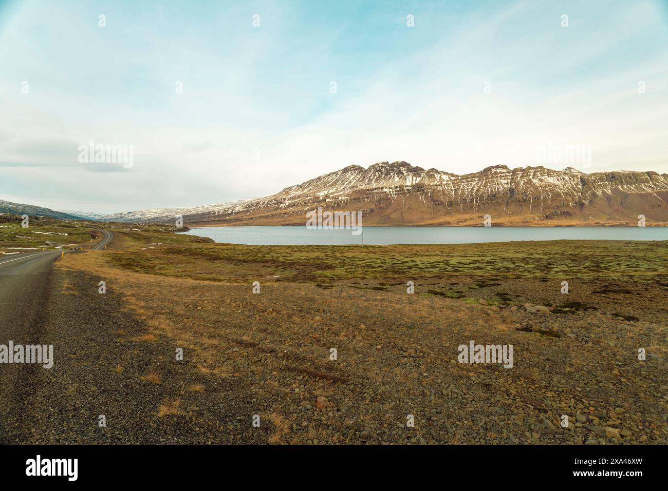 Vue panoramique d'une chaîne de montagnes à côté d'un lac avec un ciel clair Banque D'Images