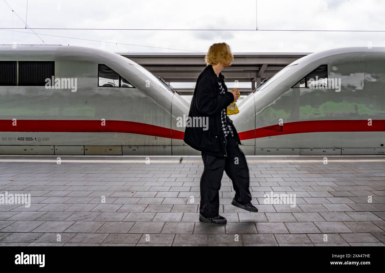 Train ICE sur le quai de la gare centrale de Dortmund, NRW, Allemagne, Banque D'Images