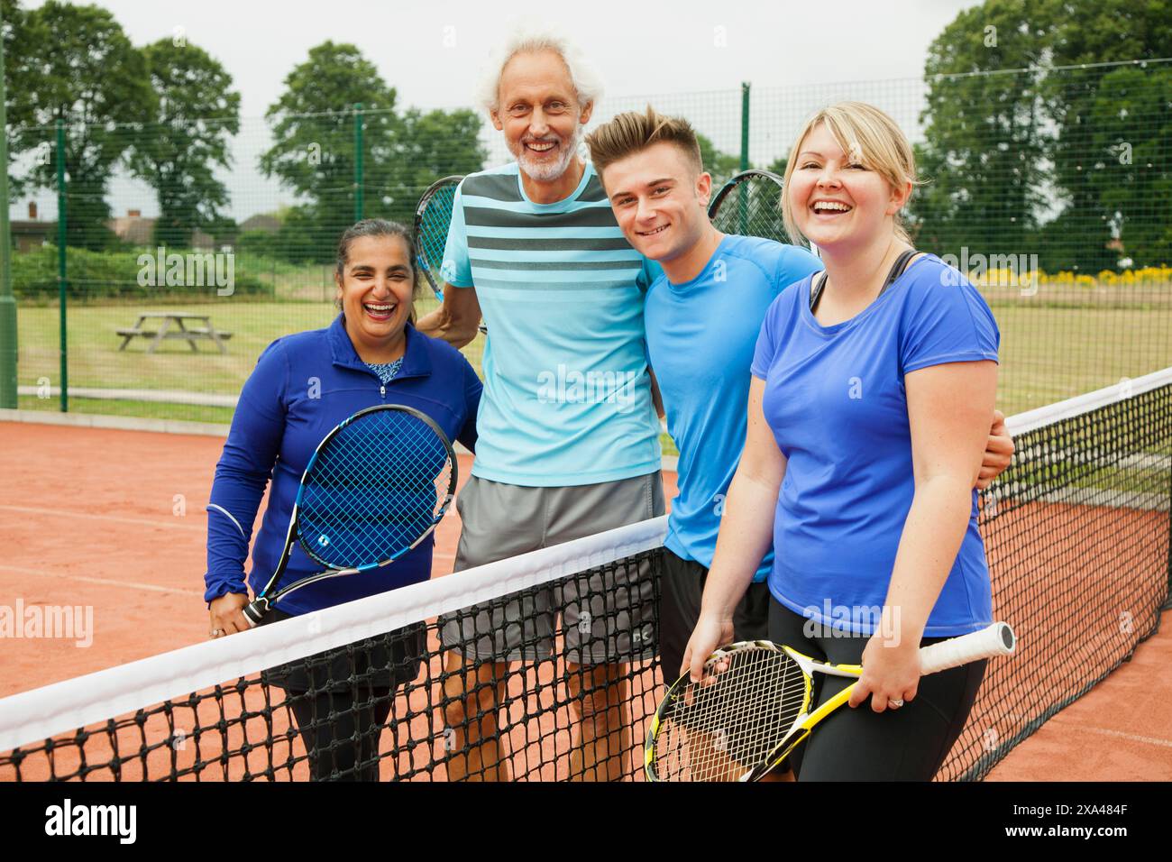 Joueurs de tennis debout sur le court Banque D'Images