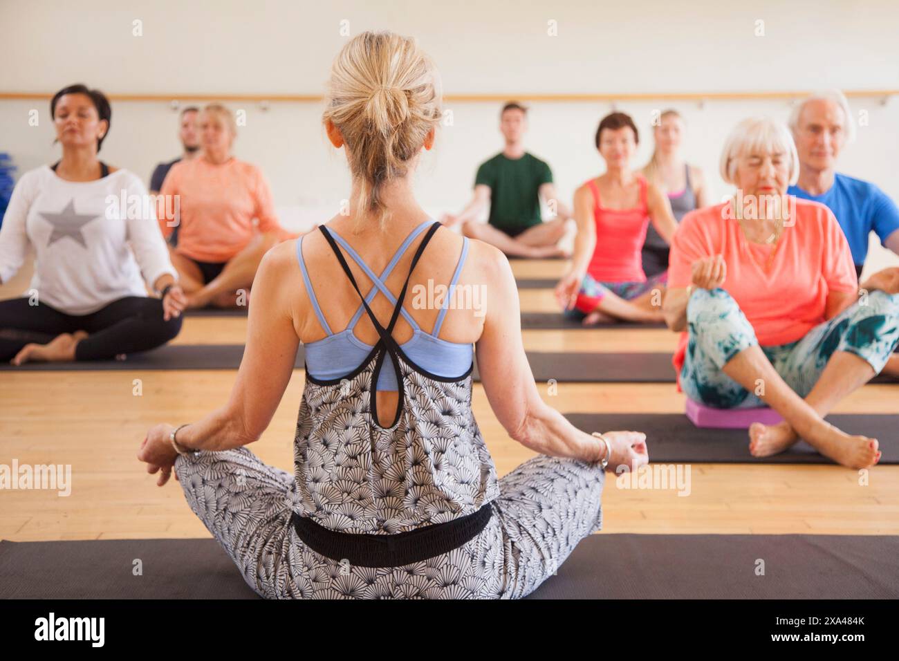 Vue arrière de l'instructeur de yoga cours de yoga Banque D'Images