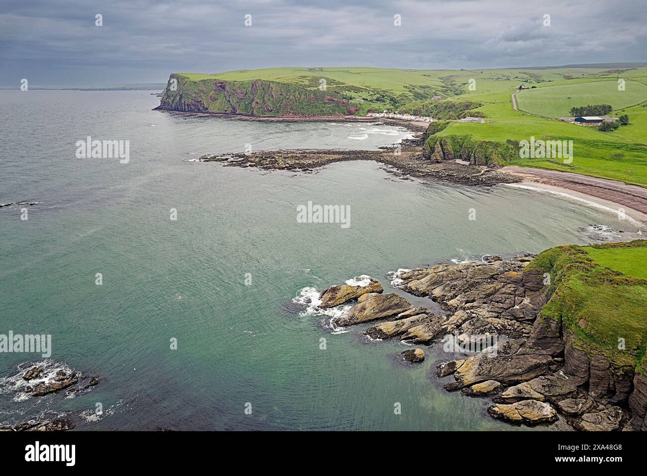 Cullykhan Beach et Bay Aberdeenshire à marée basse et vue sur Mill Shore Beach et Pennan village Banque D'Images