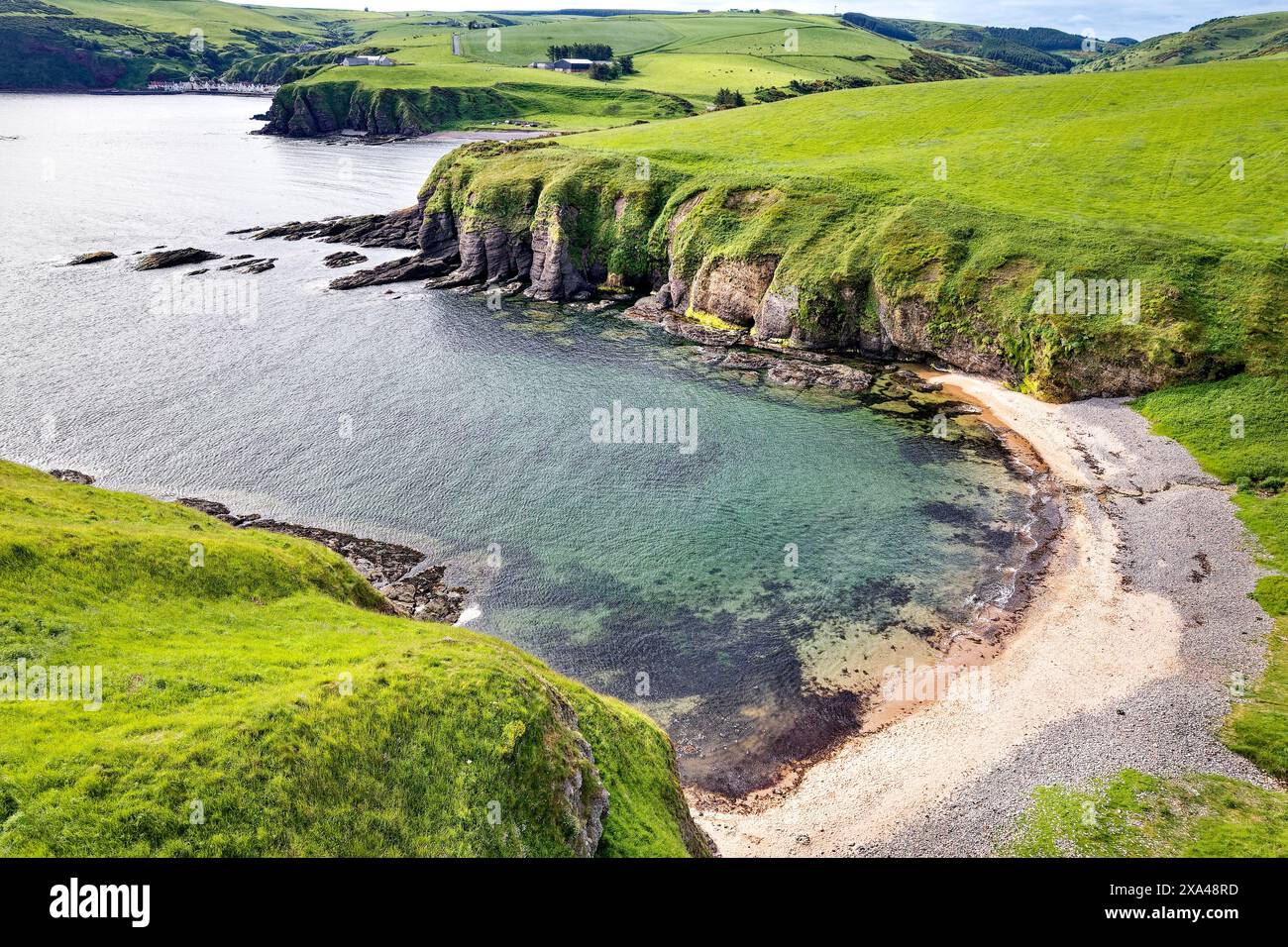 Cullykhan Beach et Bay Aberdeenshire falaises rocheuses et vue sur Pennan au printemps Banque D'Images
