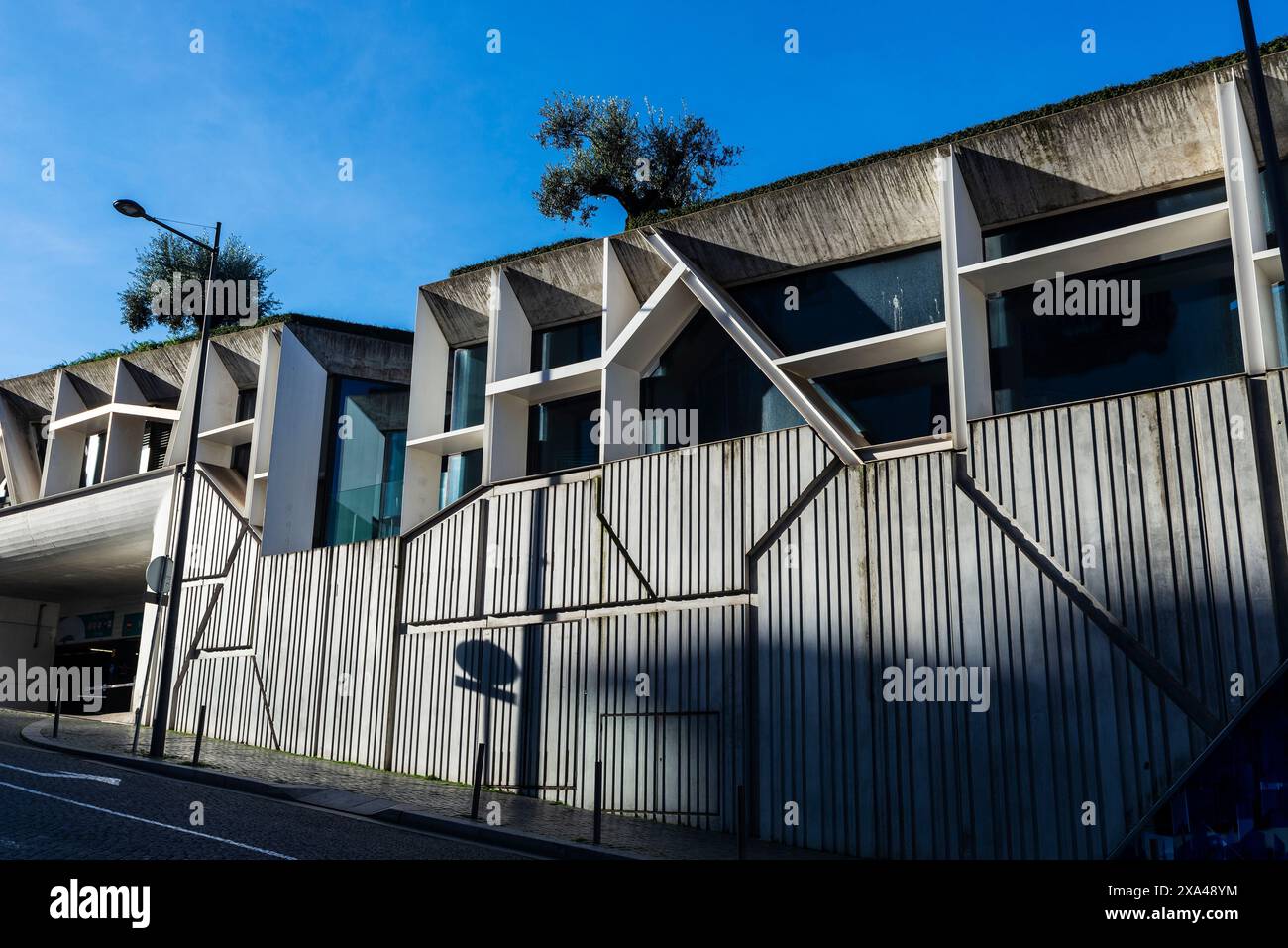 Façade d'un bâtiment moderne en béton dans le centre de Porto ou Porto, Portugal Banque D'Images