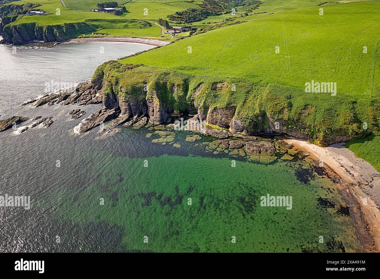 Cullykhan Beach et Bay Aberdeenshire petite plage de sable et vue sur les falaises vers Mill Shore Beach Banque D'Images