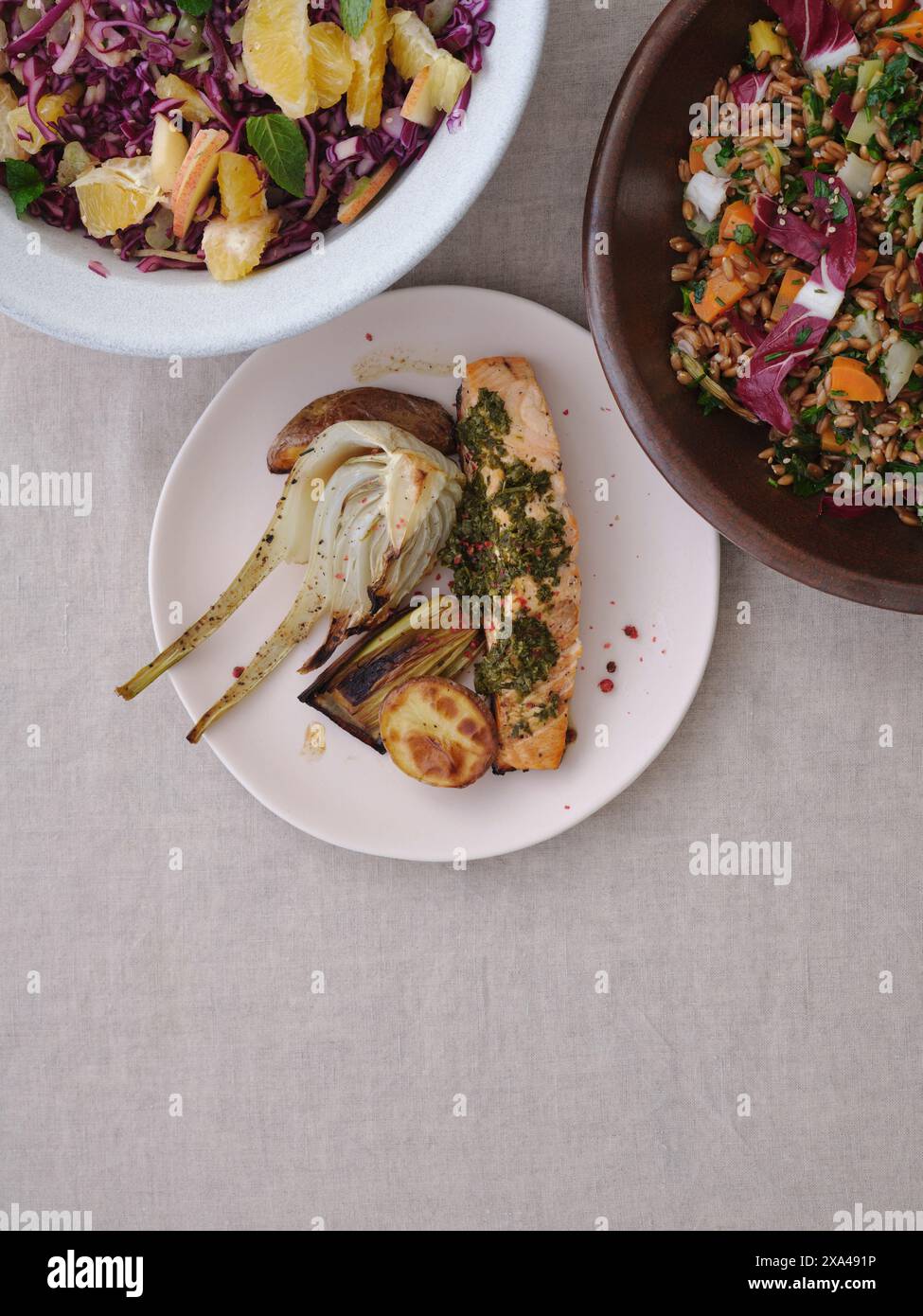 Still Life table Top View repas méditerranéen sain de saumon grillé avec pesto, poireaux, salades Banque D'Images
