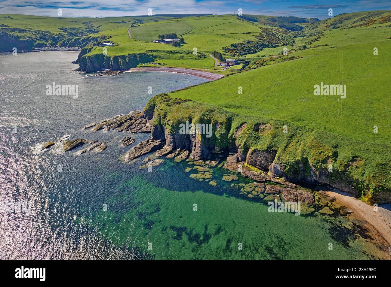 Cullykhan Beach et Bay Aberdeenshire vue sur Mill Shore Beach et les maisons de Pennan Banque D'Images