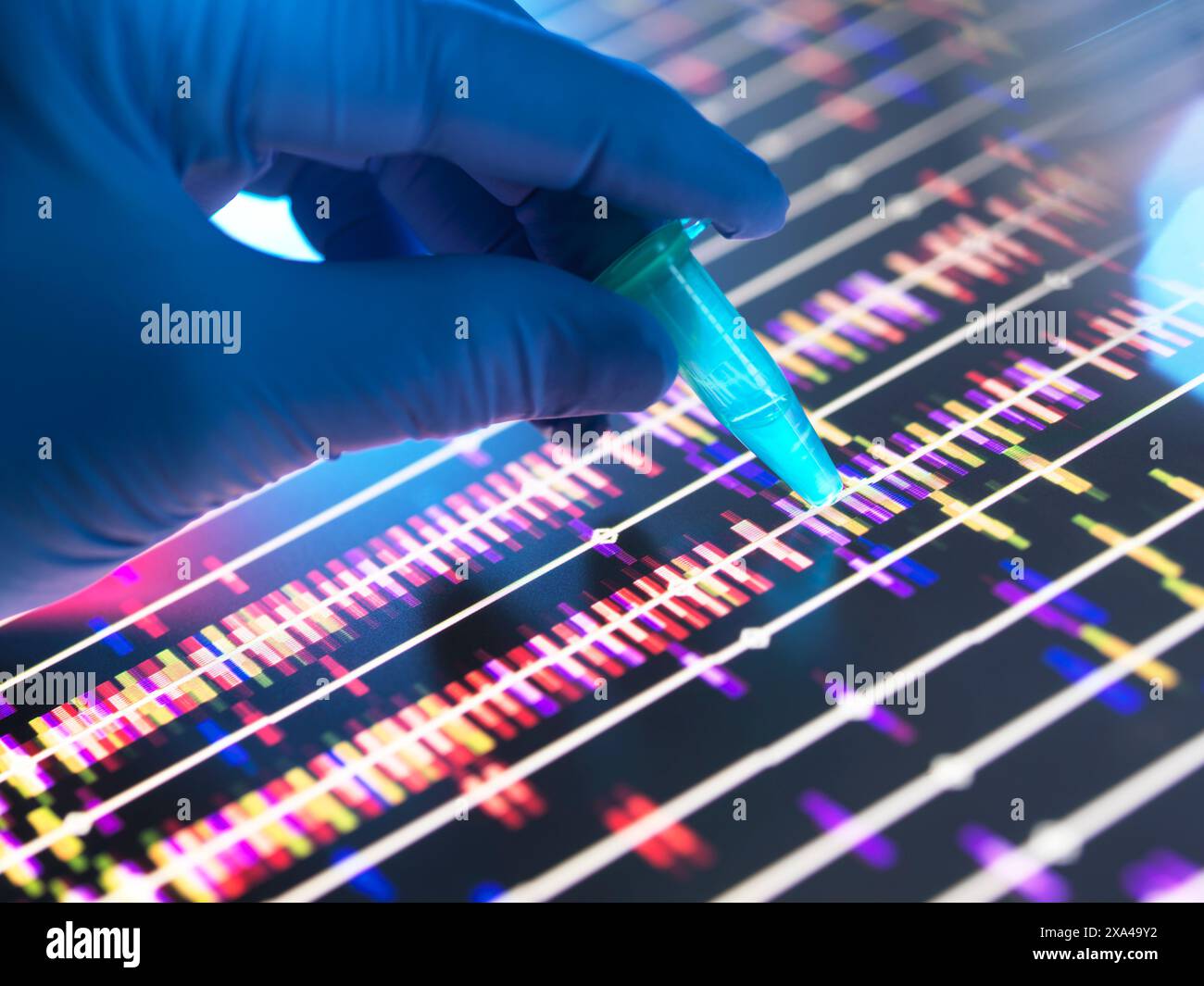 Genomic Research, scientifique tenant un échantillon d'ADN dans un flacon avec les résultats de profil sur l'écran dans le laboratoire Banque D'Images