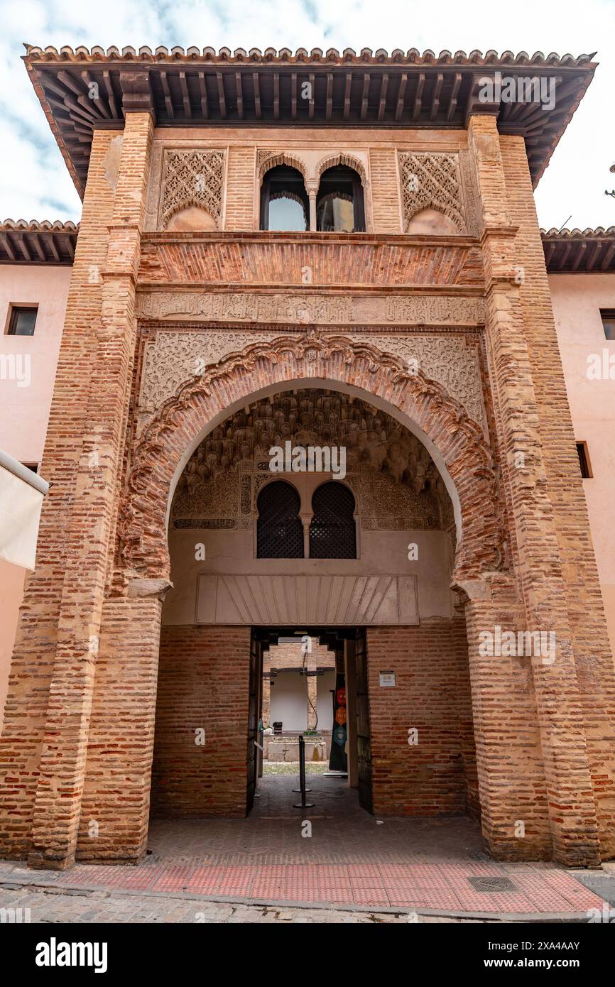 Grenade, Espagne - 22 février 2022: Le Corral del Carbon, à l'origine al-Funduq al-Jadida, est un bâtiment historique de 14th-siècle dans la ville espagnole de Banque D'Images
