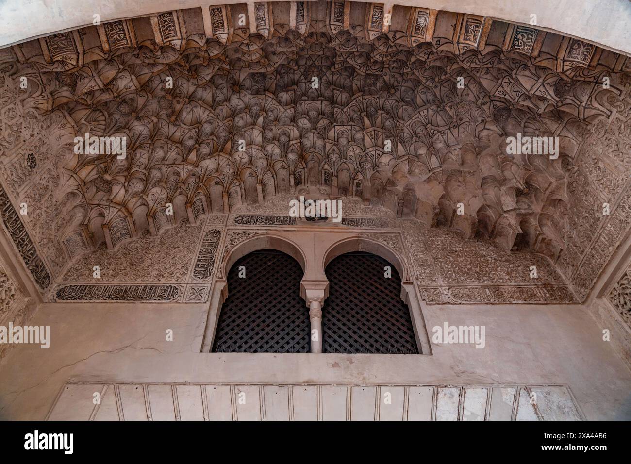 Grenade, Espagne - 22 février 2022: Le Corral del Carbon, à l'origine al-Funduq al-Jadida, est un bâtiment historique de 14th-siècle dans la ville espagnole de Banque D'Images