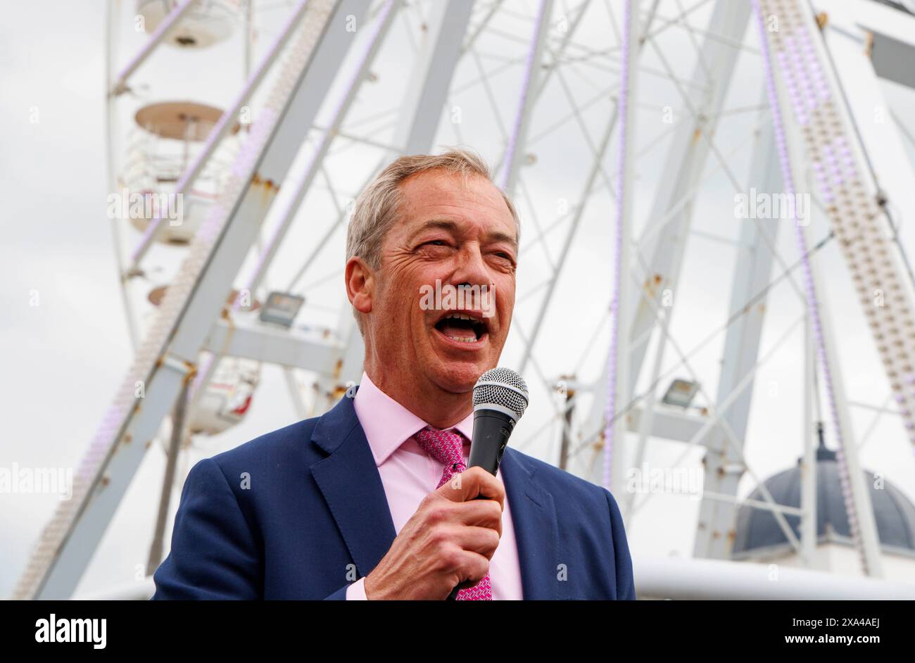 Londres, Royaume-Uni. 4 juin 2024. Nigel Farage rend visite à Clacton on on Sea pour sa première visite en tant que candidat aux élections. Le nouveau chef réformiste a annoncé hier qu'il se présenterait aux élections en tant que candidat du Parti réformiste dans Clacton on Sea. Crédit : Mark Thomas/Alamy Live News Banque D'Images