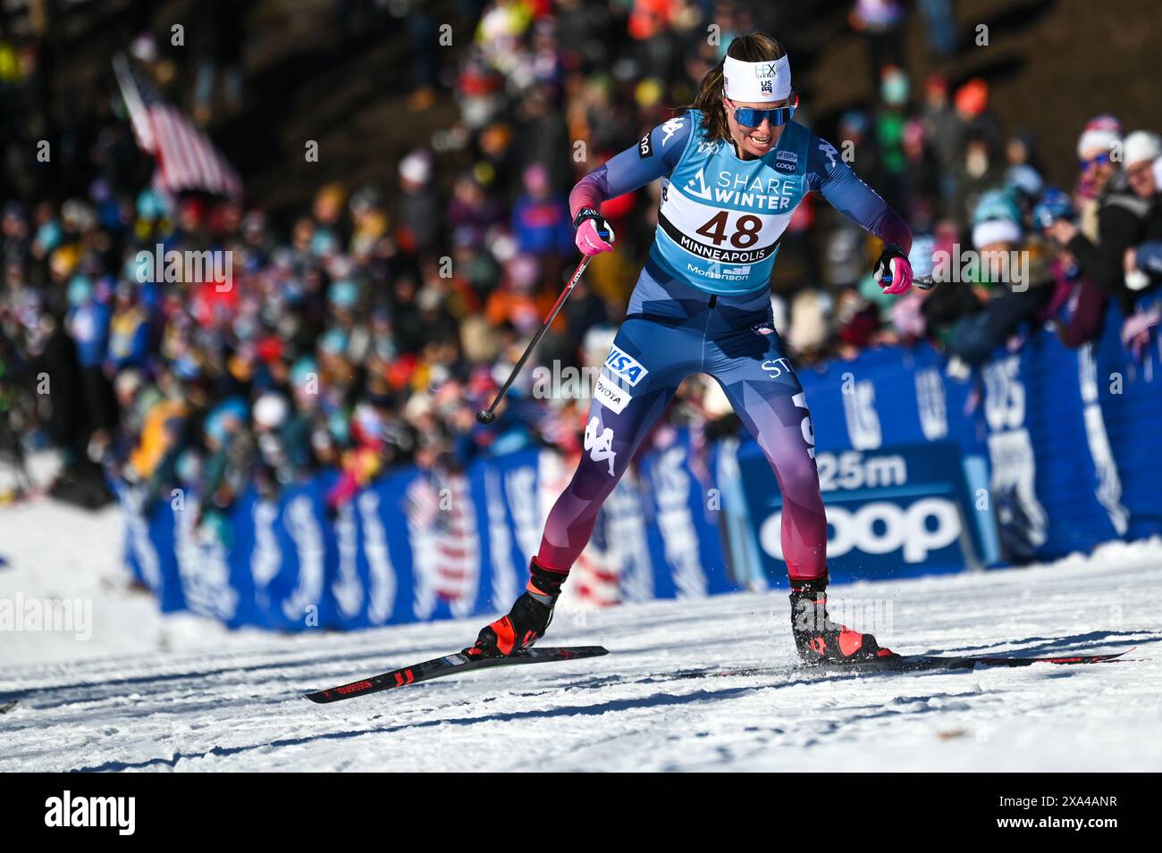 Rosie Brennan de l'équipe de ski AMÉRICAINE participe au sprint, à la Coupe du monde de ski de fond FIS, au parc régional Theodore Wirth à Minneapolis, Minnesota, aux États-Unis. Banque D'Images