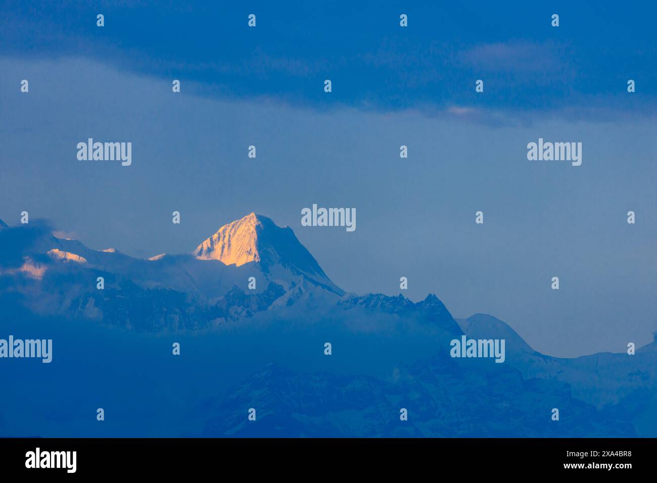 Les sommets des montagnes Annapurna Sud, mardi Himal et Machapuchare sont enneigés dans la chaîne de l'Himalaya, Népal. Magnifique paysage de montagne pittoresque sur le trekki Banque D'Images