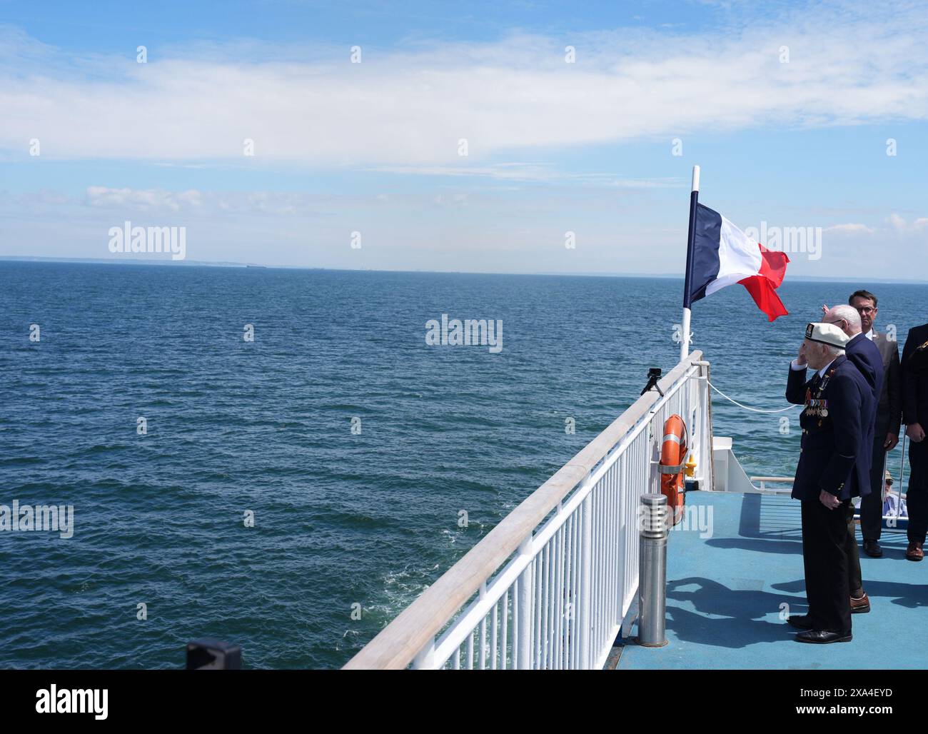 Les vétérans du jour J Harry Birdsall, 98 ans, et Alec Penstone (à droite), 98 ans, saluent la couronne après qu’elle ait été jetée par-dessus bord lors du service de pose de couronnes du Spirit of Normandy Trust juste au large des côtes françaises, pour se souvenir de ceux qui n’ont jamais atteint le rivage, alors qu’ils étaient à bord du Mont St Michel. Le Brittany Ferries navigue du port de Portsmouth au Royaume-Uni à Ouistreham, à Caen, en France, transportant 31 vétérans du jour J et de la Normandie qui voyagent avec la Royal British Legion et Spirit of Normandy Trust pour participer aux commémorations marquant le 80e anniversaire du jour J. Date de la photo : mardi Ju Banque D'Images Les vétérans du jour J Harry Birdsall, 98 ans, et Alec Penstone (à droite), 98 ans, saluent la couronne après qu’elle ait été jetée par-dessus bord lors du service de pose de couronnes du Spirit of Normandy Trust juste au large des côtes françaises, pour se souvenir de ceux qui n’ont jamais atteint le rivage, alors qu’ils étaient à bord du Mont St Michel. Le Brittany Ferries navigue du port de Portsmouth au Royaume-Uni à Ouistreham, à Caen, en France, transportant 31 vétérans du jour J et de la Normandie qui voyagent avec la Royal British Legion et Spirit of Normandy Trust pour participer aux commémorations marquant le 80e anniversaire du jour J. Date de la photo : mardi Ju Banque D'Images