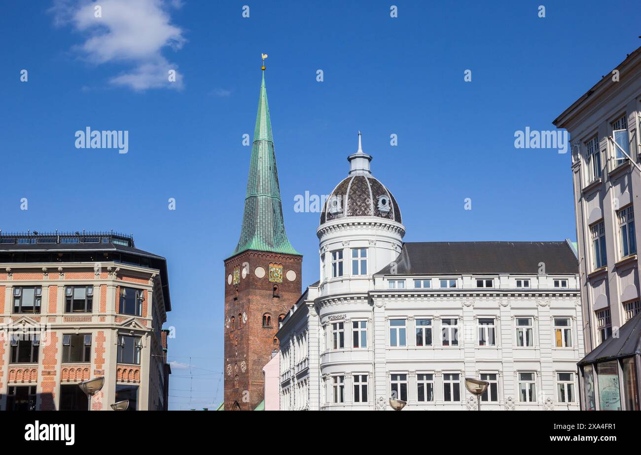 Bâtiments historiques et tour d'église dans le centre d'Aarhus, Danemark Banque D'Images