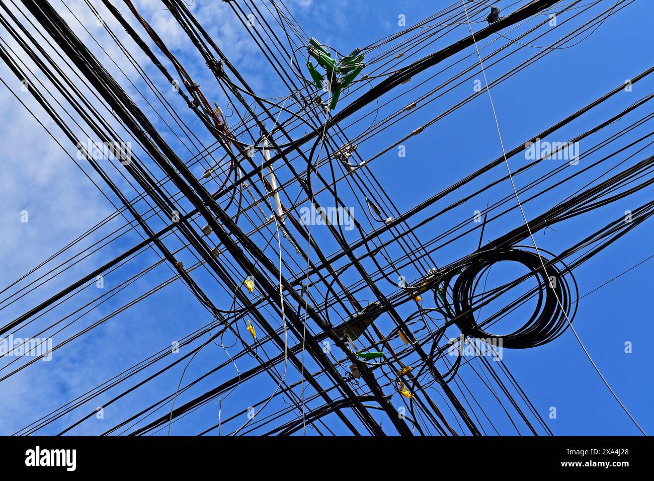 Fils électriques traversant et ciel bleu à Ribeirao Preto, Sao Paulo, Brésil Banque D'Images