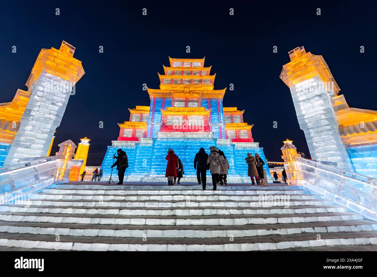 Bâtiments illuminés faits de glace, Festival international de sculptures de glace et de neige, Harbin, Heilongjiang, Chine, Asie Copyright : MichaelxRunkel Banque D'Images