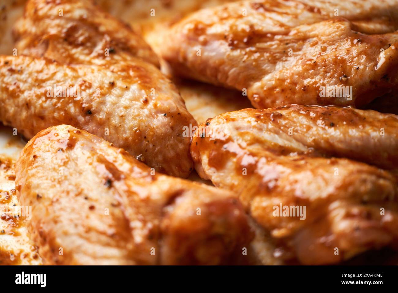 Vue rapprochée des poitrines de poulet grillées assaisonnées avec des marques grillées brun doré. Banque D'Images