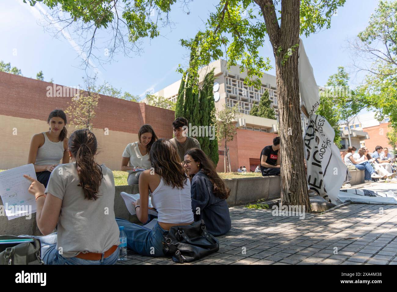 Claro, aqu&#xed ; tienes la traducción al inglés y al espa&#xf1;ol:les étudiants espagnols commencent les sessions d'examen d'entrée à l'université appelées "sélectivité" ou tests PAU. En Catalogne, plus de 45 000 jeunes passeront cet examen. Los estudiantes espa&#xf1;oles empiezan las jornadas de exámenes de acceso a la universidad llamadas "selectividad" o pruebas PAU. En Catalu&#xf1;a, más de 45 000 jóvenes realizarán esta prueba. Actualités politique -Barcelone, Espagne mardi 4 juin 2024 (photo par Eric Renom/LaPresse) Banque D'Images