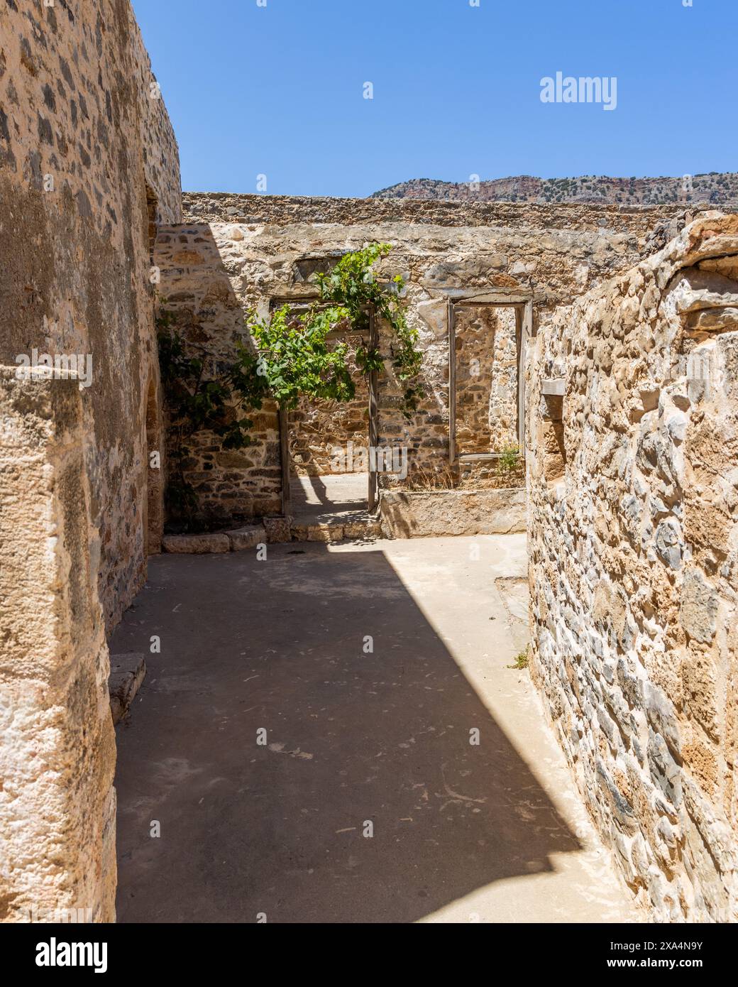 Les vestiges des maisons et des rues de l'ancienne colonie lépreuse dans l'ancienne forteresse vénitienne sur l'île de Spinalonga Banque D'Images