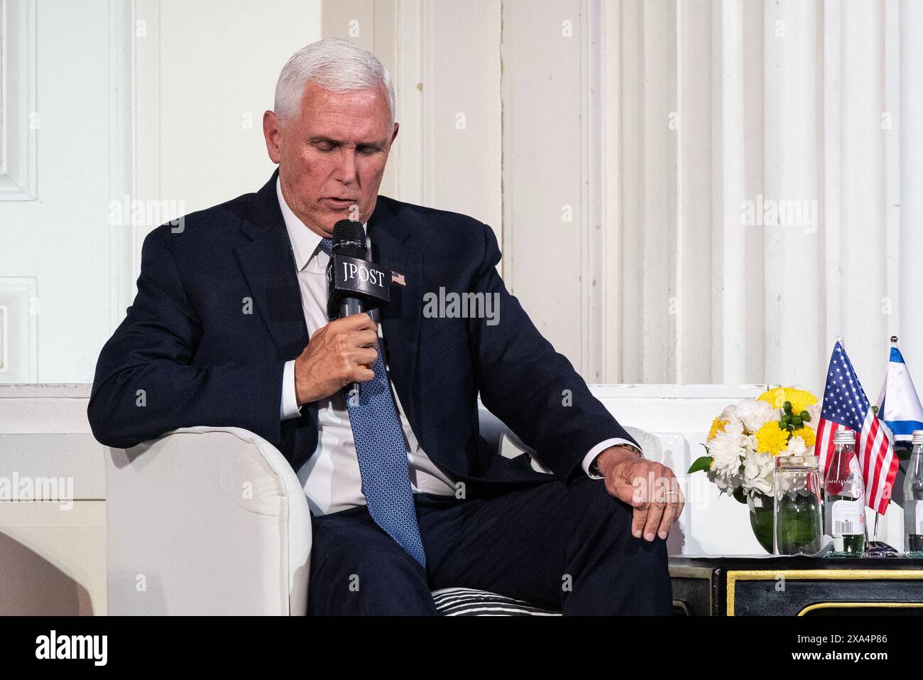 L’ancien vice-président Mike Pence s’exprime lors d’un entretien avec la rédactrice en chef Zvika Klein à la conférence du Jerusalem Post au 583 Park Avenue à New York. Interrogé sur la prochaine élection présidentielle, M. Pence a déclaré que le président Joe Biden avait fait une bonne chose en visitant Israël après l'attaque terroriste du 7 octobre par le Hamas, mais a mentionné que la précédente administration républicaine avait fait beaucoup plus pour Israël en déplaçant l'ambassade américaine de tel Aviv à Jérusalem, en faisant d'Abraham Accord normalisant les relations avec Bahreïn et les Émirats arabes Unis. Il a tacitement approuvé le ticket républicain dans les prochains élus Banque D'Images