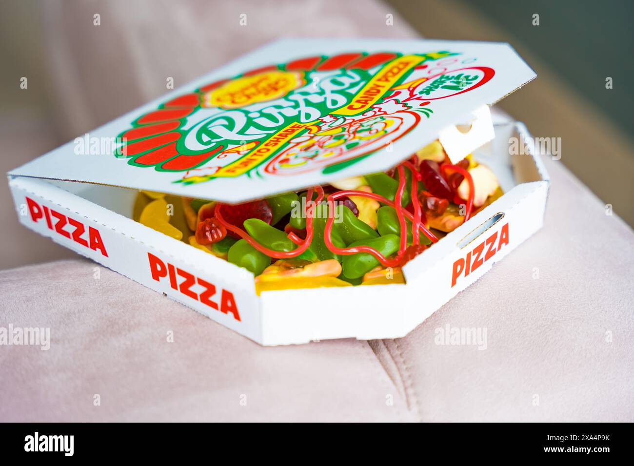 république tchèque, Prague - 17 mai 2024 : boîte avec dessert sucré Chupa Chups gelée pizza Banque D'Images
