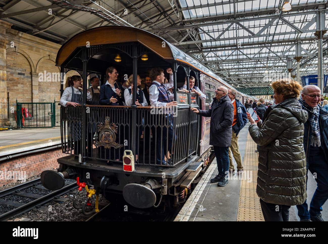 Passagers disant au revoir au personnel dans la voiture d'observation de train de luxe Royal Scotsman, plate-forme de la gare ferroviaire de Waverley, Édimbourg, Écosse, Royaume-Uni Banque D'Images