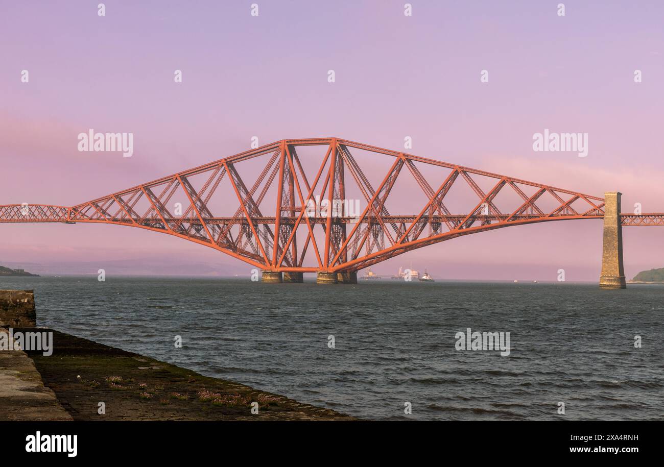 L'emblématique pont du Forth, un pont ferroviaire en porte-à-faux, enjambe le Firth of Forth à l'ouest du centre d'Édimbourg. Fait en 1890, il est inscrit au patrimoine mondial de l'UNESCO Banque D'Images