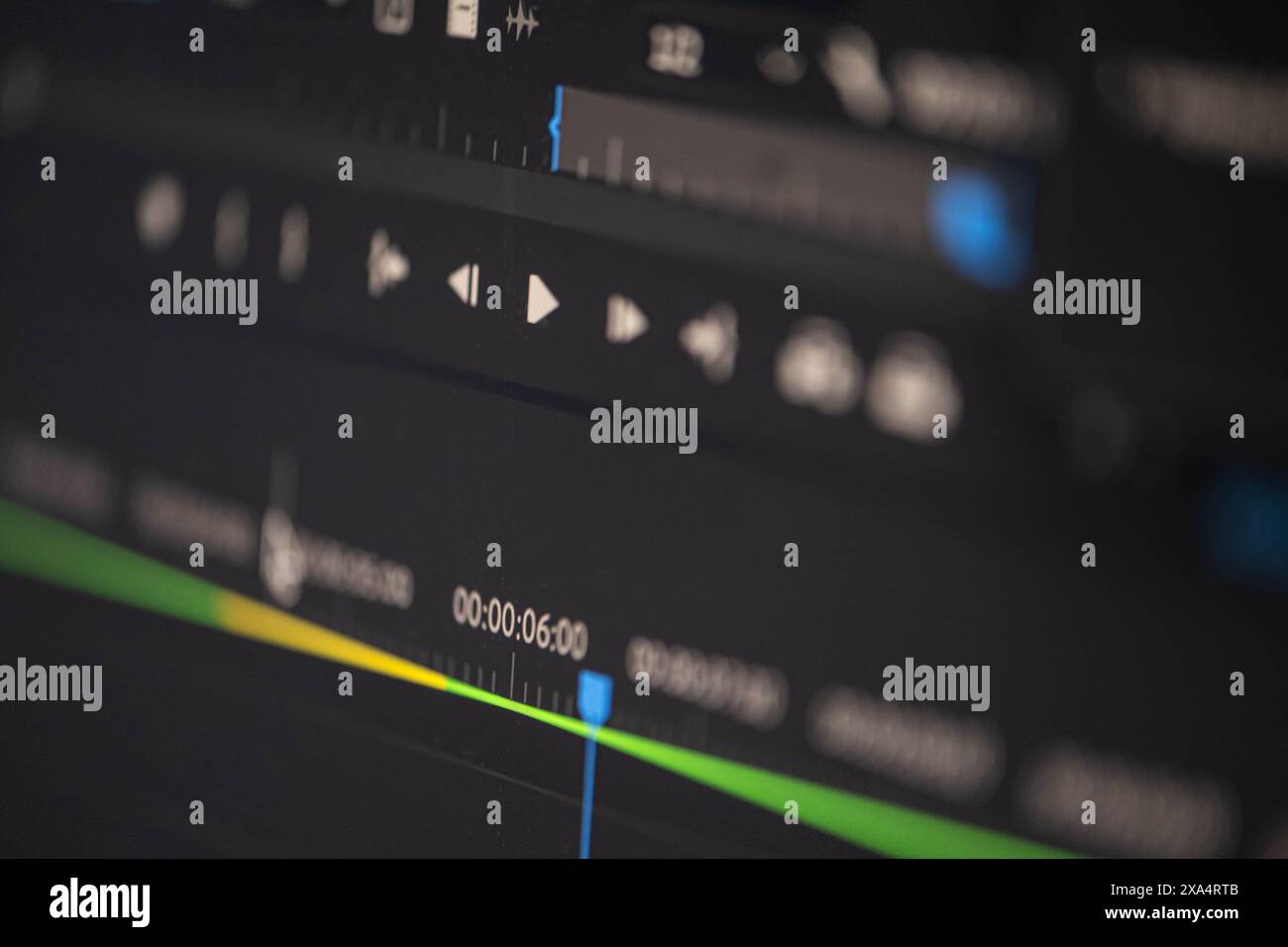 Gros plan d'une interface de logiciel de montage vidéo montrant une chronologie avec diverses commandes et pistes. Banque D'Images