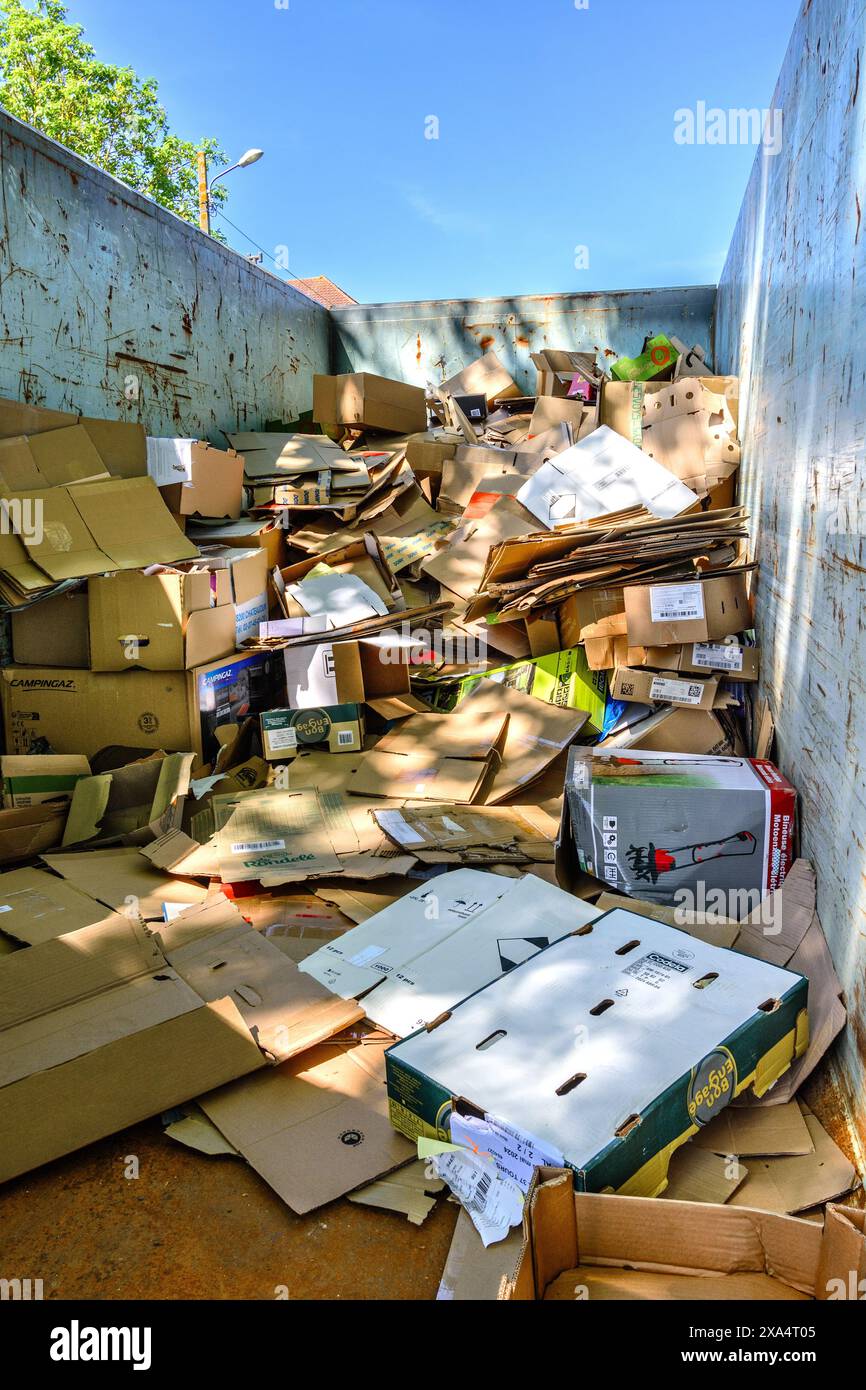 Entrepreneur privé a fourni des bennes / poubelles pour les produits en carton et en papier - Preuilly-sur-Claise, Indre-et-Loire (37), France. Banque D'Images