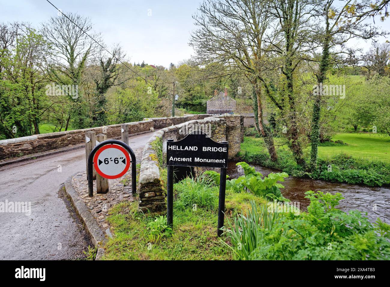 Le pont médiéval à Hellandbridge qui passe au-dessus de la rivière Camel près de Bodmin profond dans la campagne de Cornouailles Angleterre Banque D'Images