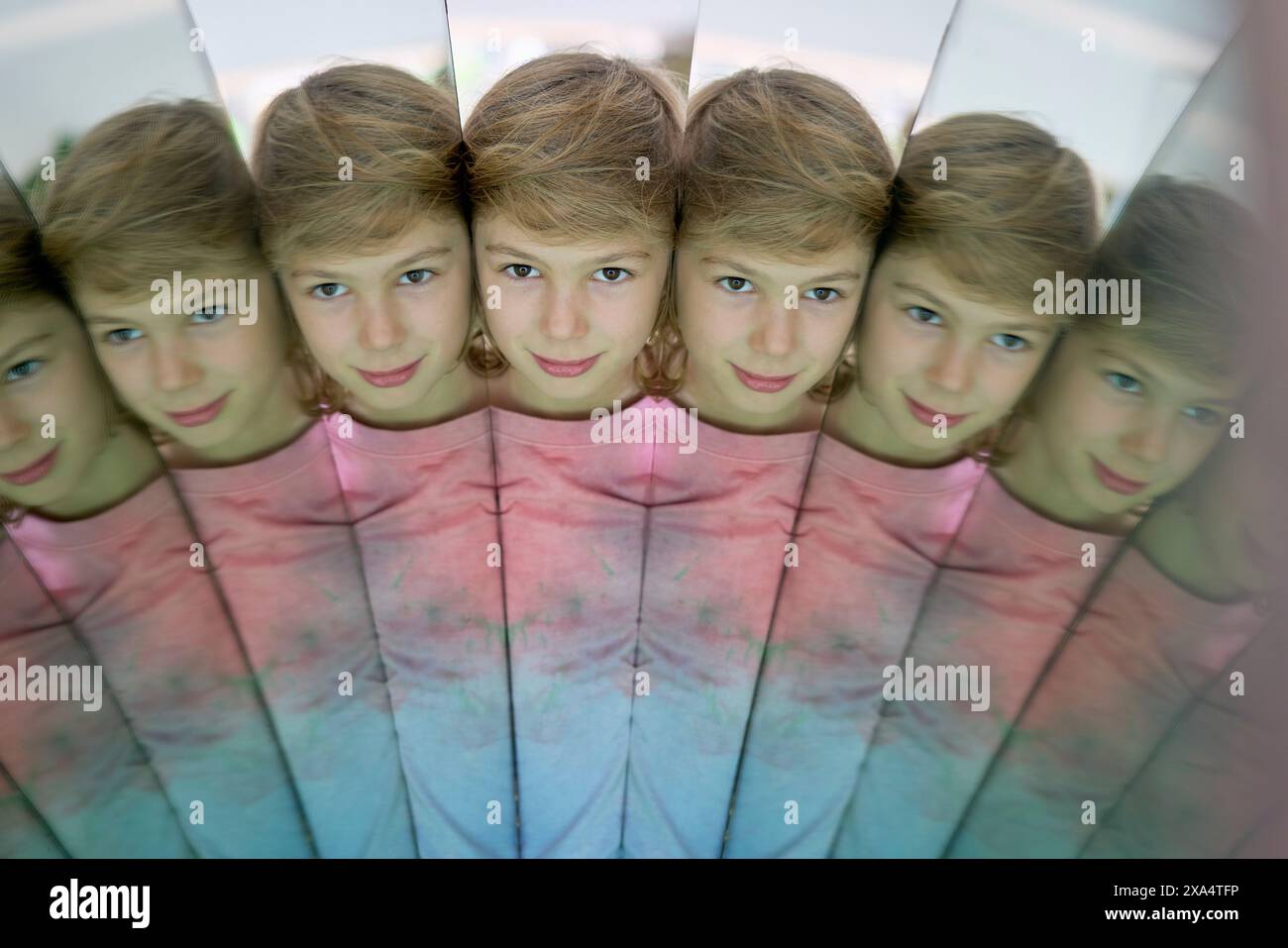 Réflexions multiples du visage d'un jeune dans un motif kaléidoscopique. Banque D'Images