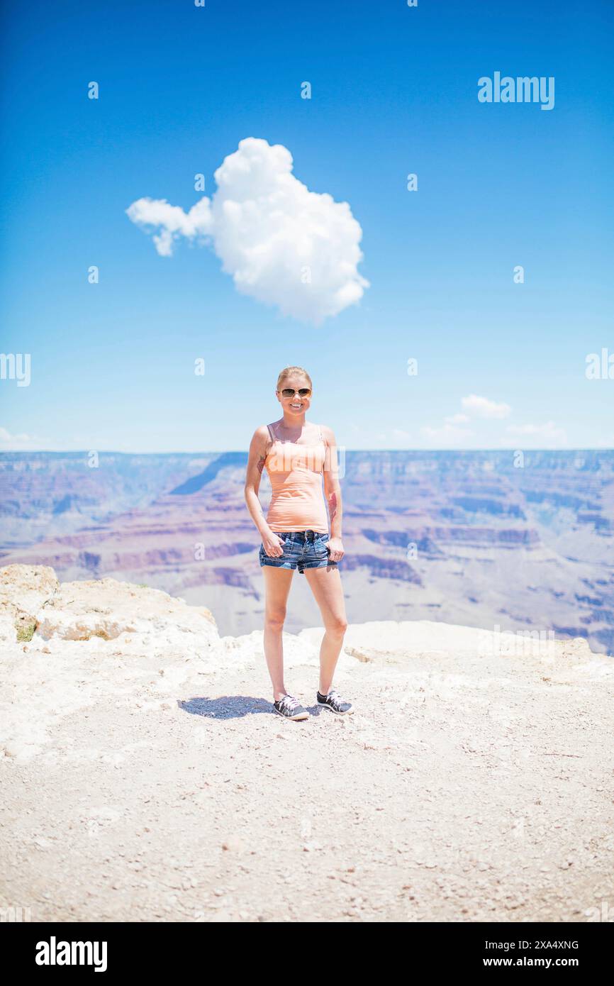 Femme debout devant le Grand Canyon avec un nuage au-dessus de sa tête ressemblant à une bulle de pensée Banque D'Images