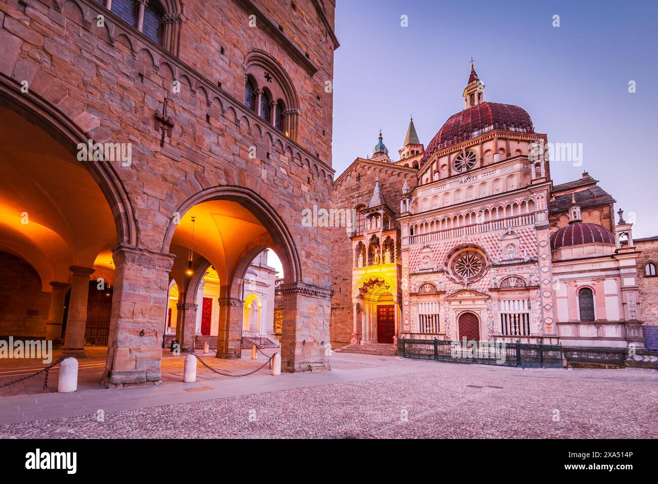 Bergame, Italie. Charmante Piazza Duomo, lumières du matin à Citta Alta, Lombardie historique. Banque D'Images