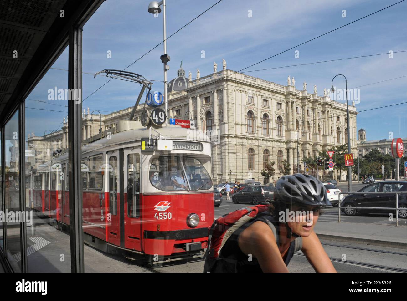 Tram et cycliste derrière verre et Musée d'histoire naturelle en arrière-plan, Bellariastrasse, Vienne, Autriche Banque D'Images