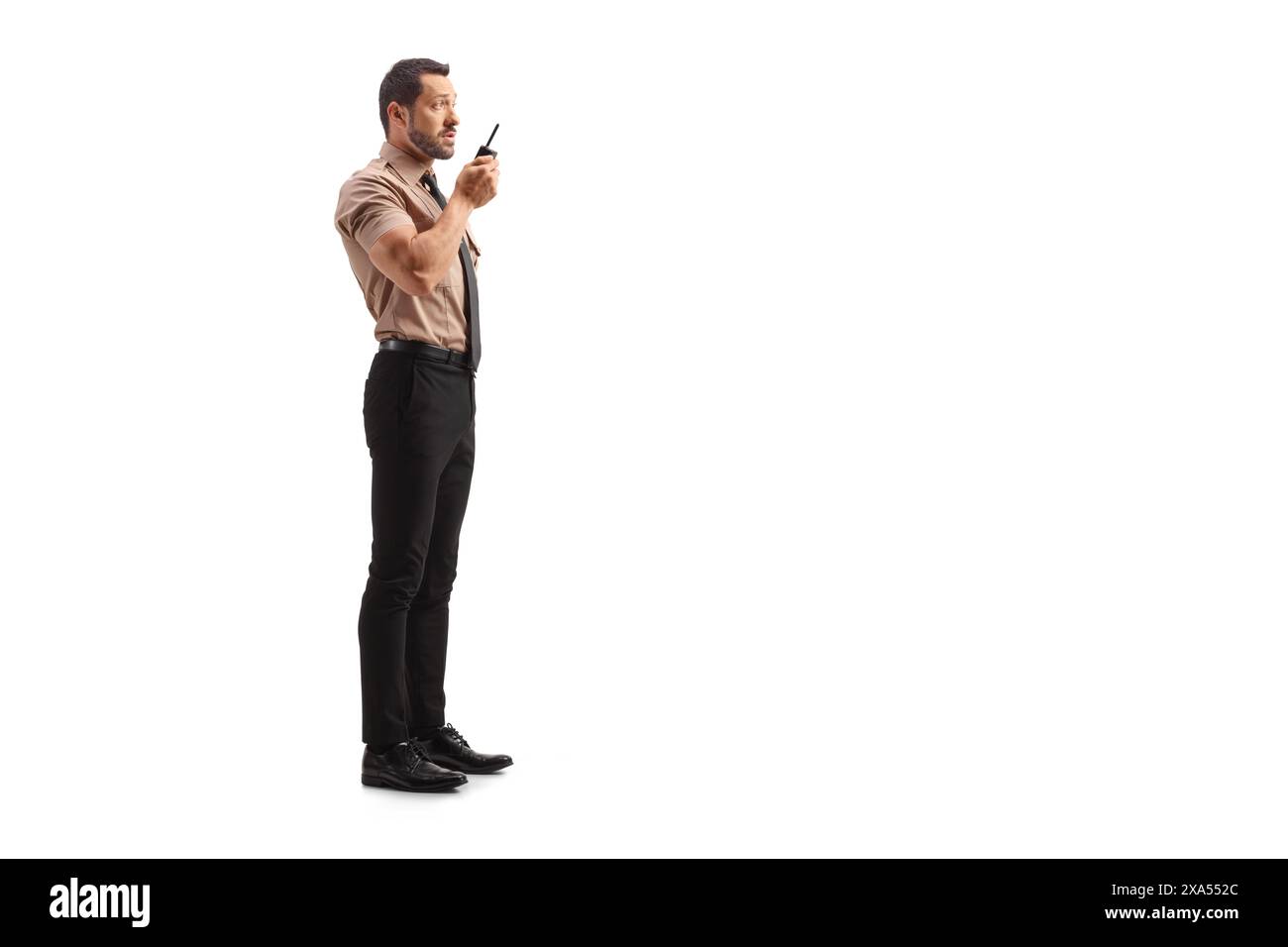 Garde de sécurité utilisant un talkie-walkie isolé sur fond blanc Banque D'Images