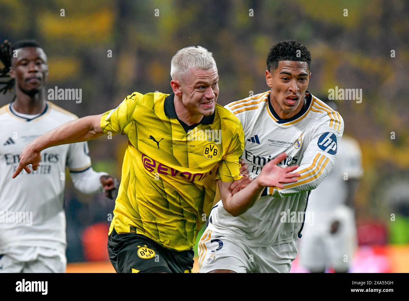 Julian Ryerson (à gauche) de Dortmund et Jude Bellingham (à droite) du Real Madrid vus en action lors de la finale de l'UEFA Champions League 2024 entre Dortmund et le Real Madrid au stade de Wembley. Score final ; Dortmund 0:2 Real Madrid. Banque D'Images