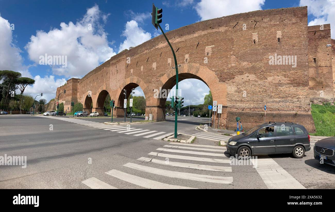 Italie, Rome - 02 avril 2024 : vue panoramique murs Auréliens de Rome Banque D'Images