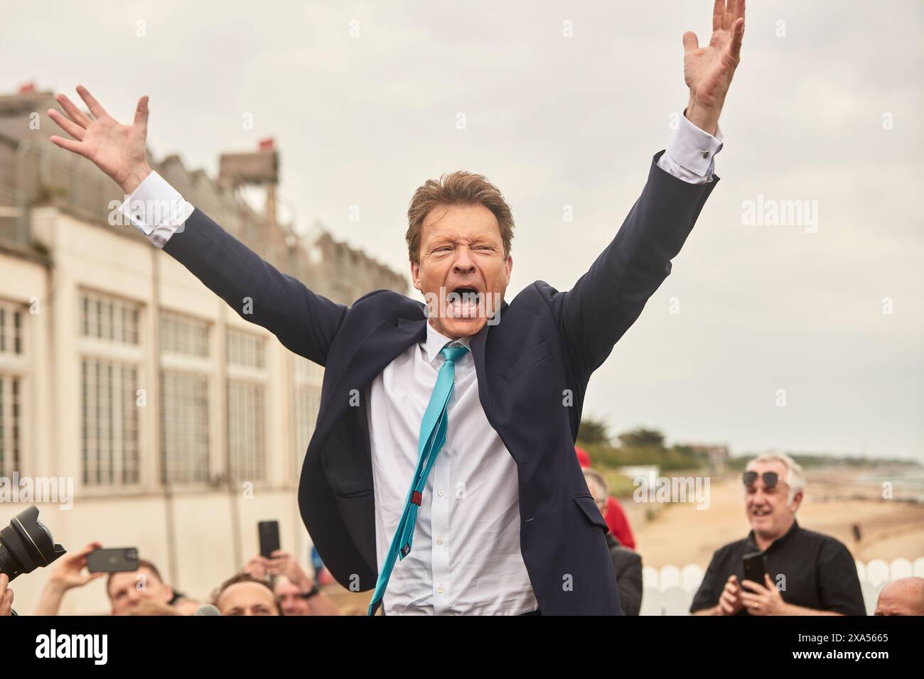 Nigel Farage lance la campagne électorale générale 2024 à Clacton on Sea, Essex. Présenté par Richard TICE, président de Reform UK. Banque D'Images