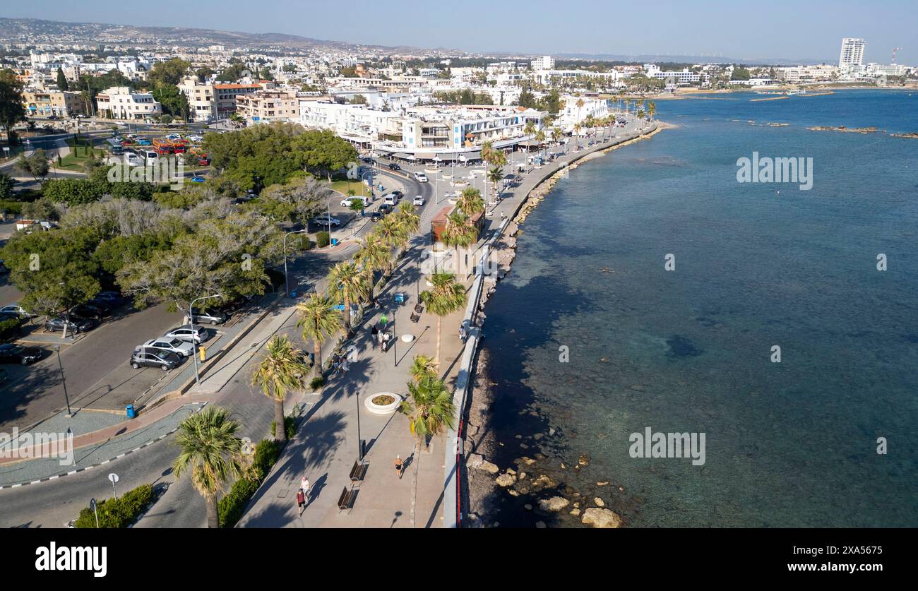 Vue aérienne du front de mer et de la promenade, Paphos, République de Chypre. Banque D'Images