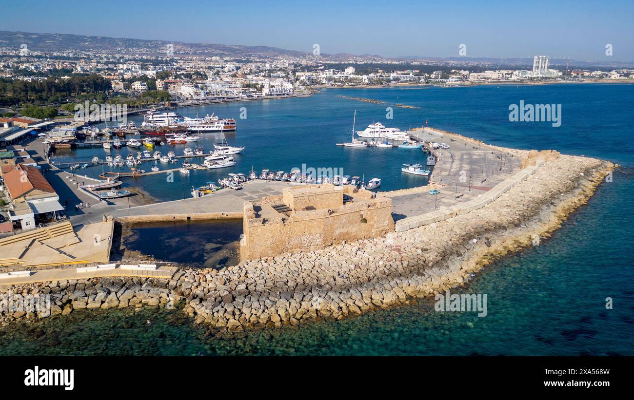 Vue aérienne par drone du port de Paphos et du fort de Paphos, République de Chypre Banque D'Images