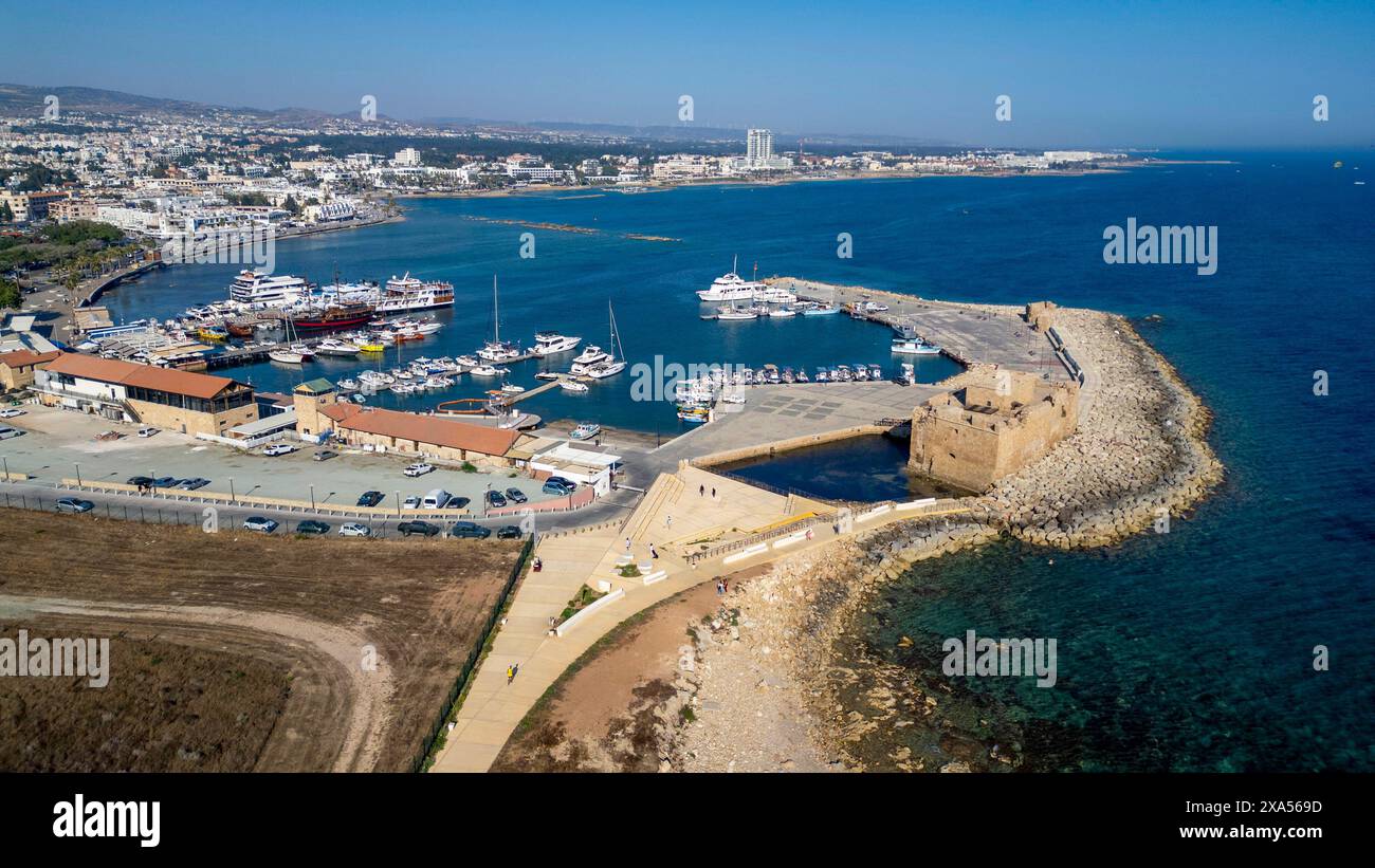 Vue aérienne par drone du port de Paphos et du fort de Paphos, République de Chypre Banque D'Images