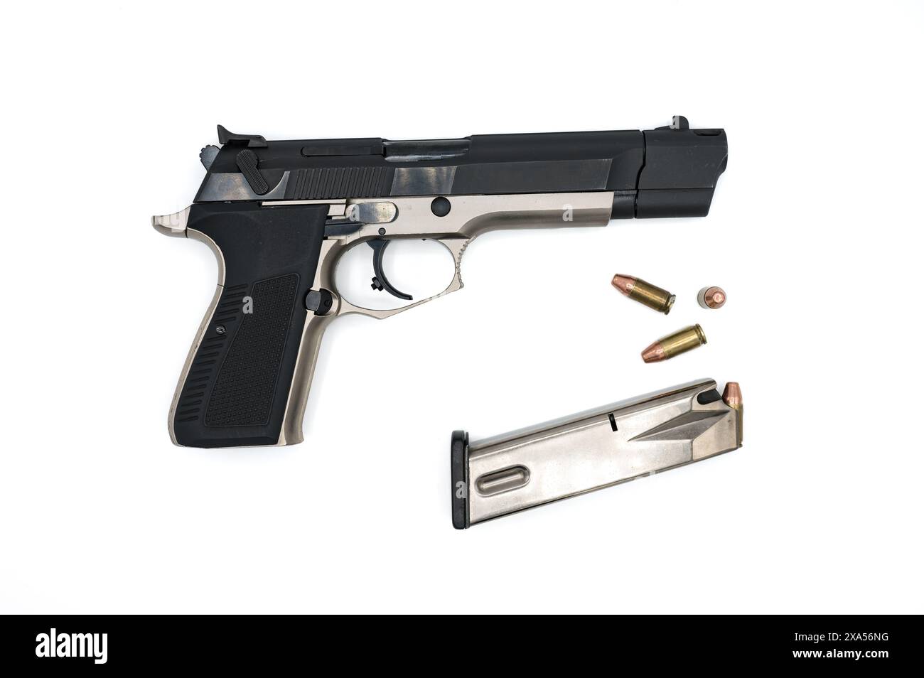 Détail d'un joli pistolet de police avec le magazine et quelques balles de 9 mm avec une pointe de cône tronqué sur fond blanc. Banque D'Images