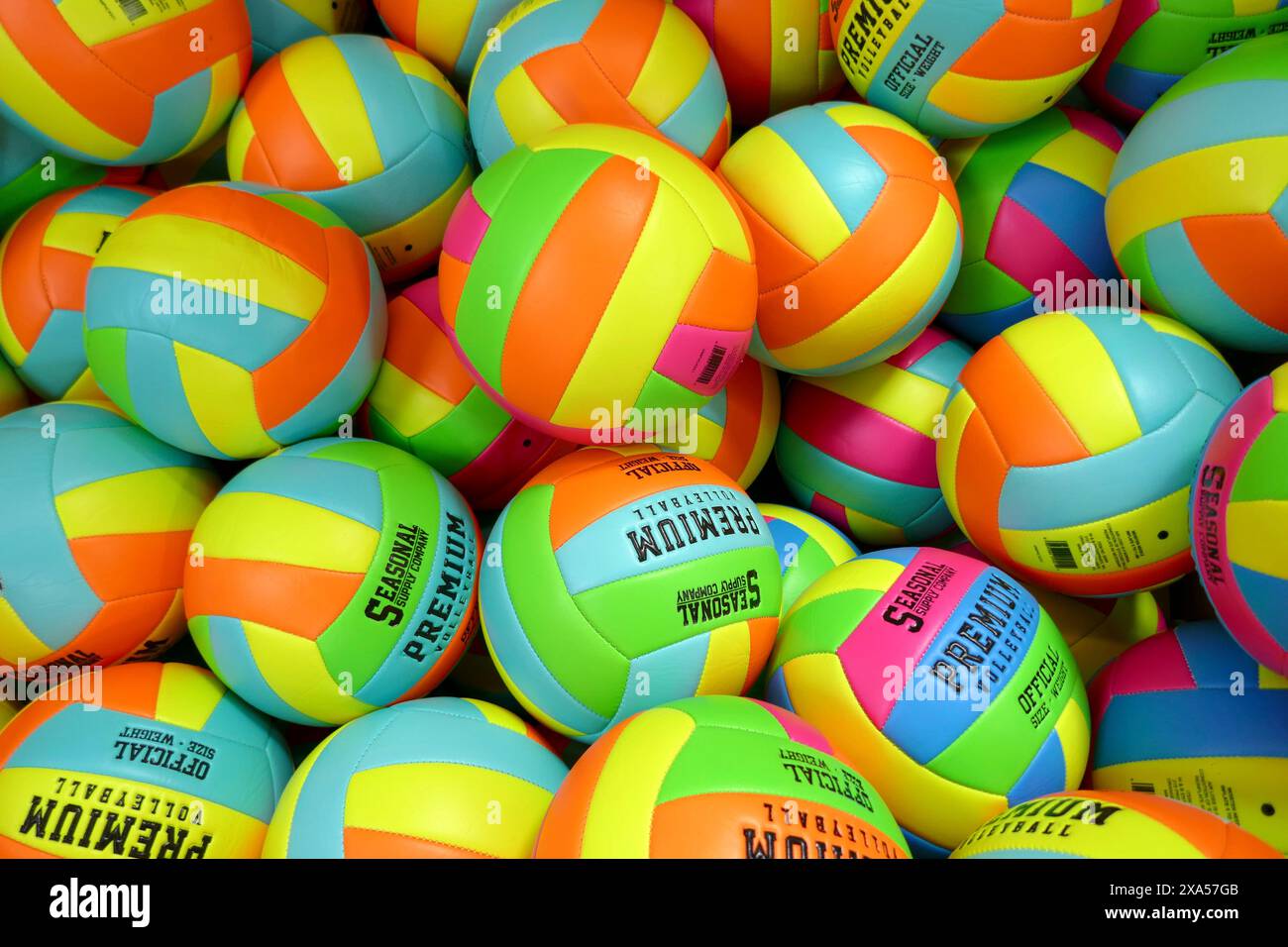 Ballons de sport multicolores à vendre dans un magasin en Floride du Nord. Banque D'Images
