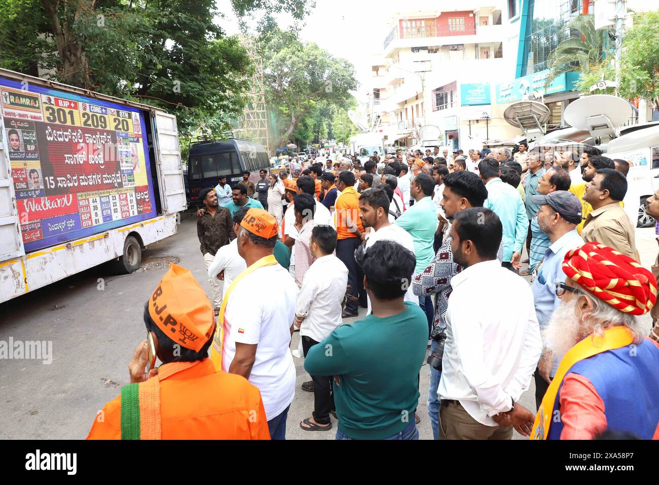 Bengaluru. 4 juin 2024. Les gens regardent les résultats des élections en direct à la télévision à Bengaluru, en Inde, le 4 juin 2024. Le dépouillement des votes a commencé en Inde mardi après que le scrutin pour les élections générales a eu lieu en sept phases du 19 avril au 1er juin, a confirmé un responsable de la Commission électorale de l'Inde (ECI). Les résultats définitifs devraient être annoncés mardi soir ou mercredi. Les gagnants deviendront membres de la chambre basse du Parlement indien, la « Lok Sabha », ou la Chambre du peuple. Crédit : Xinhua/Alamy Live News Banque D'Images