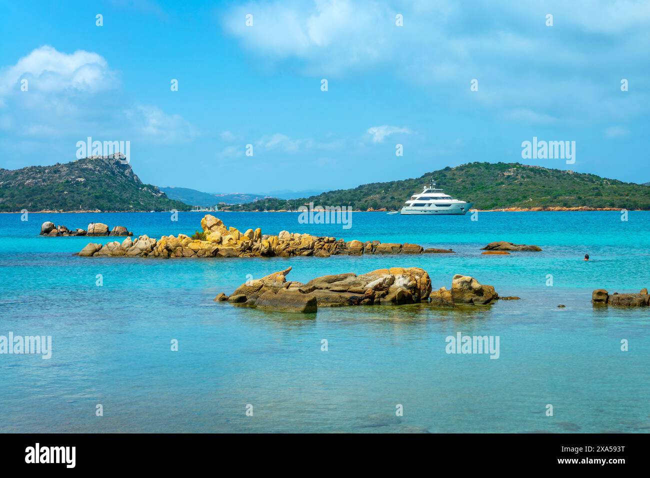 Bateau yacht de luxe sur la mer méditerranée dans l'île de Caprera, archipel de la Maddalena, paysage de Sardaigne Banque D'Images