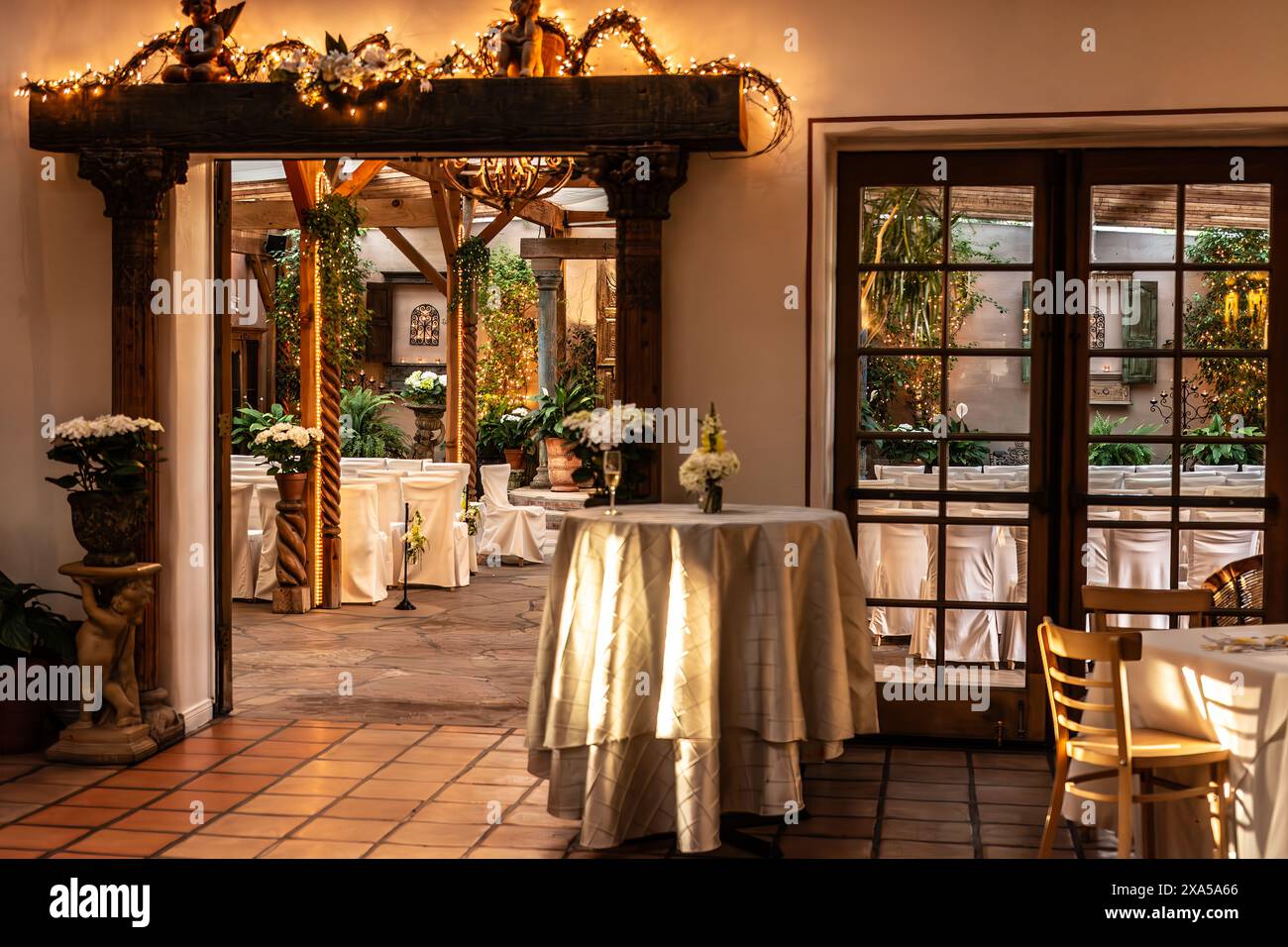 Une vue de la salle à manger au jardin lors de la réception de mariage Banque D'Images