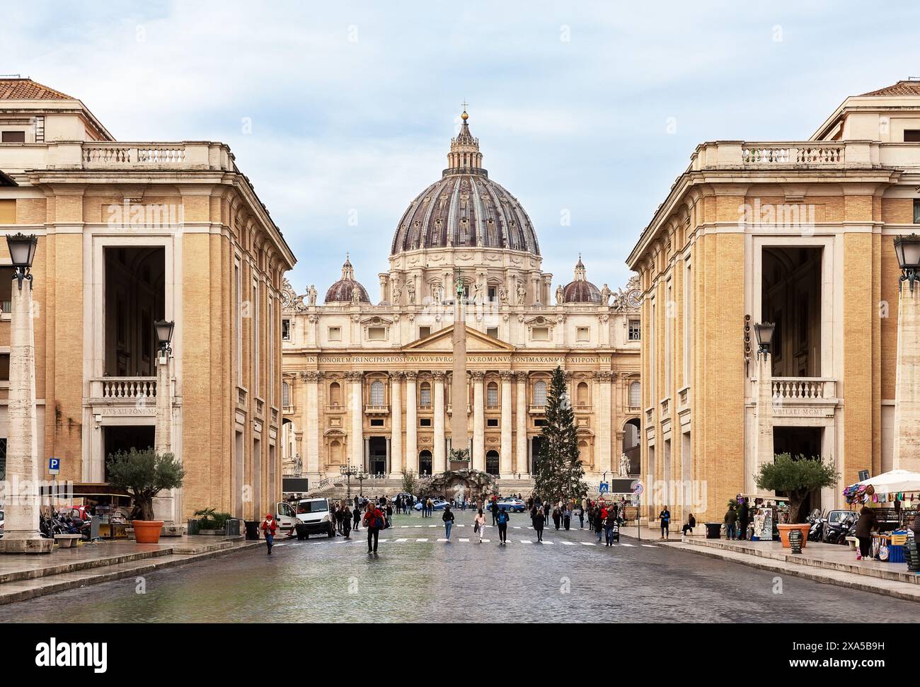 Vue de : Basilique Pierre dans la cité du Vatican sur fond de ciel bleu, Rome, Italie. Basilique Saint-Pierre dans la Cité du Vatican à Rome, Italie et str Banque D'Images