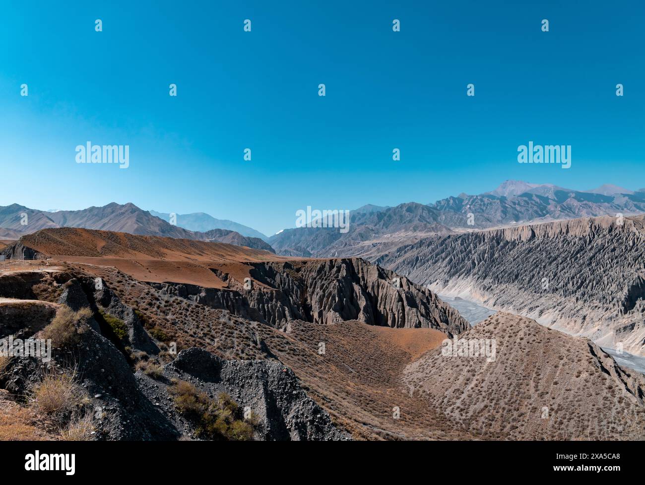 Le paysage de Tianshan le long de la route de Duku dans la région autonome ouïgur du Xinjiang, en Chine Banque D'Images