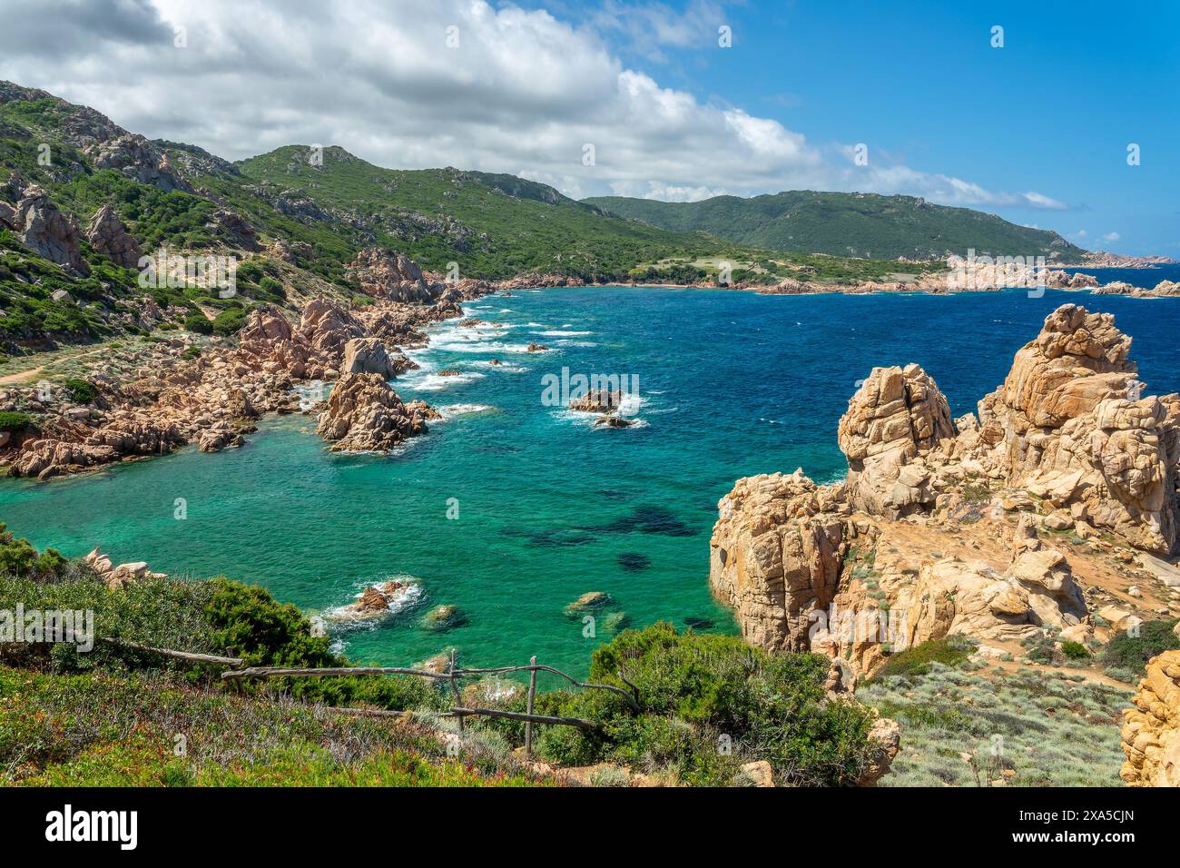 Vue sur la crique de Li Cossi sur la côte méditerranéenne et la mer avec de beaux rochers dans l'eau claire à Costa Paradiso, Sardaigne bord de mer Banque D'Images