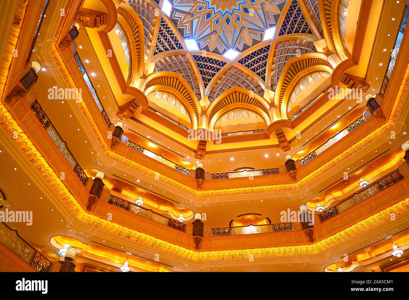 ABU DHABI - mars 30 : intérieur de l'hôtel Emirates Palace Mandarin Oriental avec dôme au-dessus du hall d'entrée à Abu Dhabi le 30 mars. 2024 aux Émirats arabes Unis Banque D'Images
